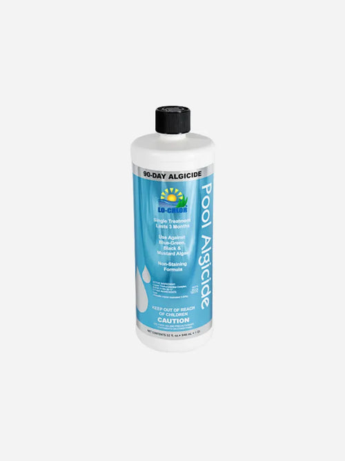 Botella de Alguicida 90-Day Lo-Chlor de 946 ml en entorno de piscina premium, ideal para mantenimiento profesional de larga duración.